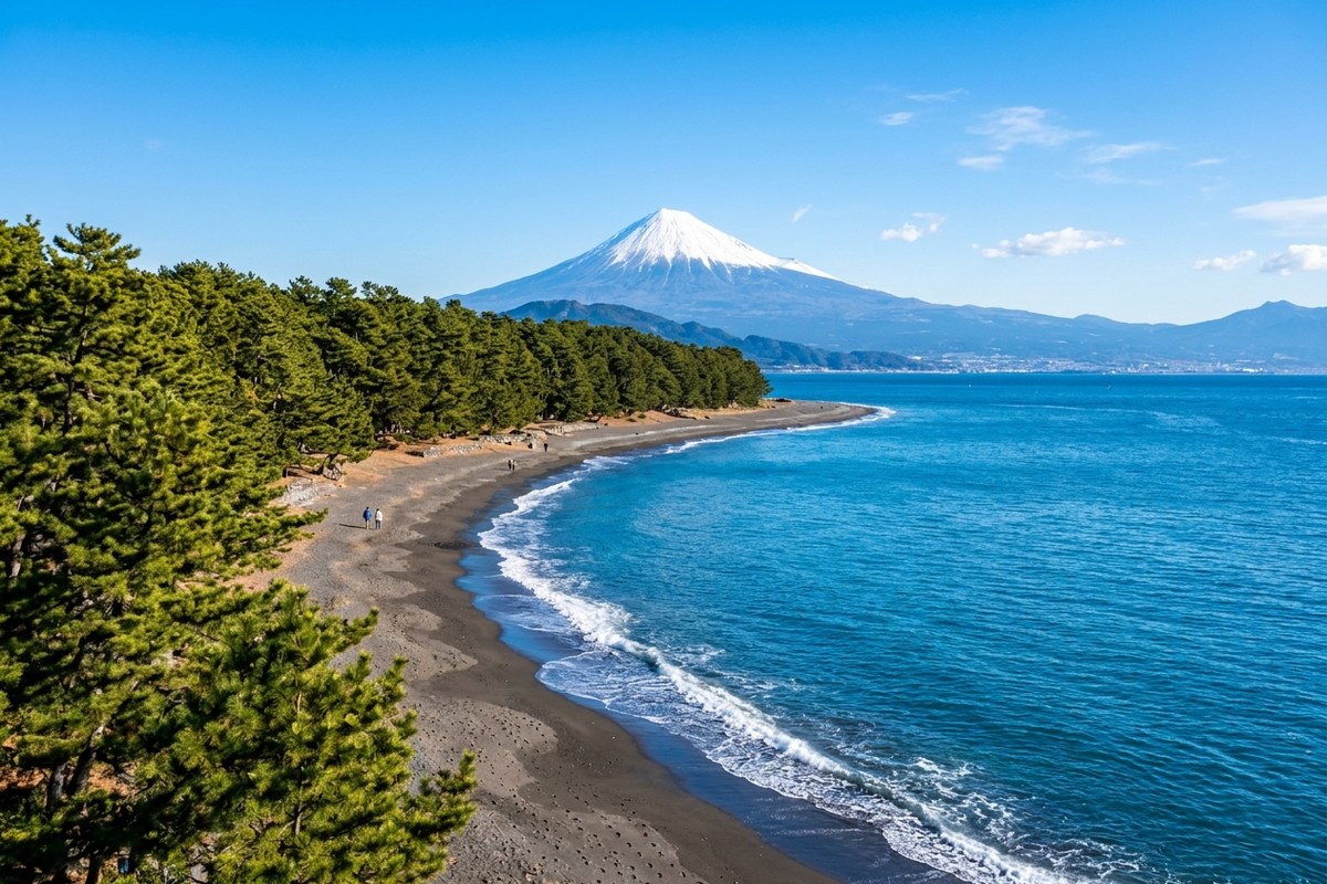 三保松原の青い海と松林の奥に見える雄大な富士山（静岡のイメージ）